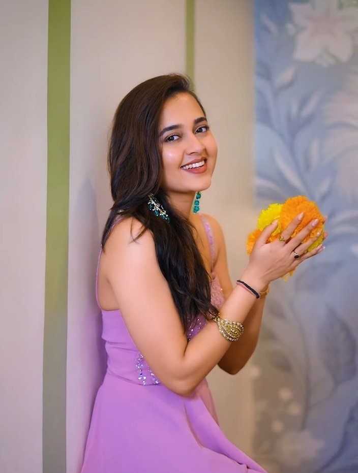 AalizaW's tweet image. ✨ Wishing everyone a sparkling #HappyDiwali filled with love and light — just like
@itsmetejasswi
shines every day! 📷#TejasswiPrakash #TejaTroops #TejRan