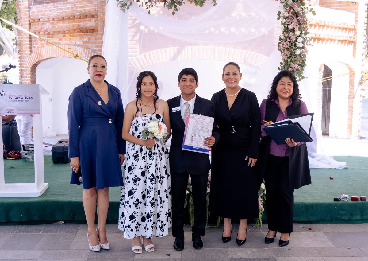 En San Andrés Cholula, la presidenta municipal <a href="/LupitaCuautleT/">Lupita Cuautle</a> encabezó la Jornada de Bodas Gratuitas, donde 45 parejas contrajeron matrimonio civil sin costo, brindando certeza jurídica y fortaleciendo a las familias sanandreseñas mediante esta iniciativa.