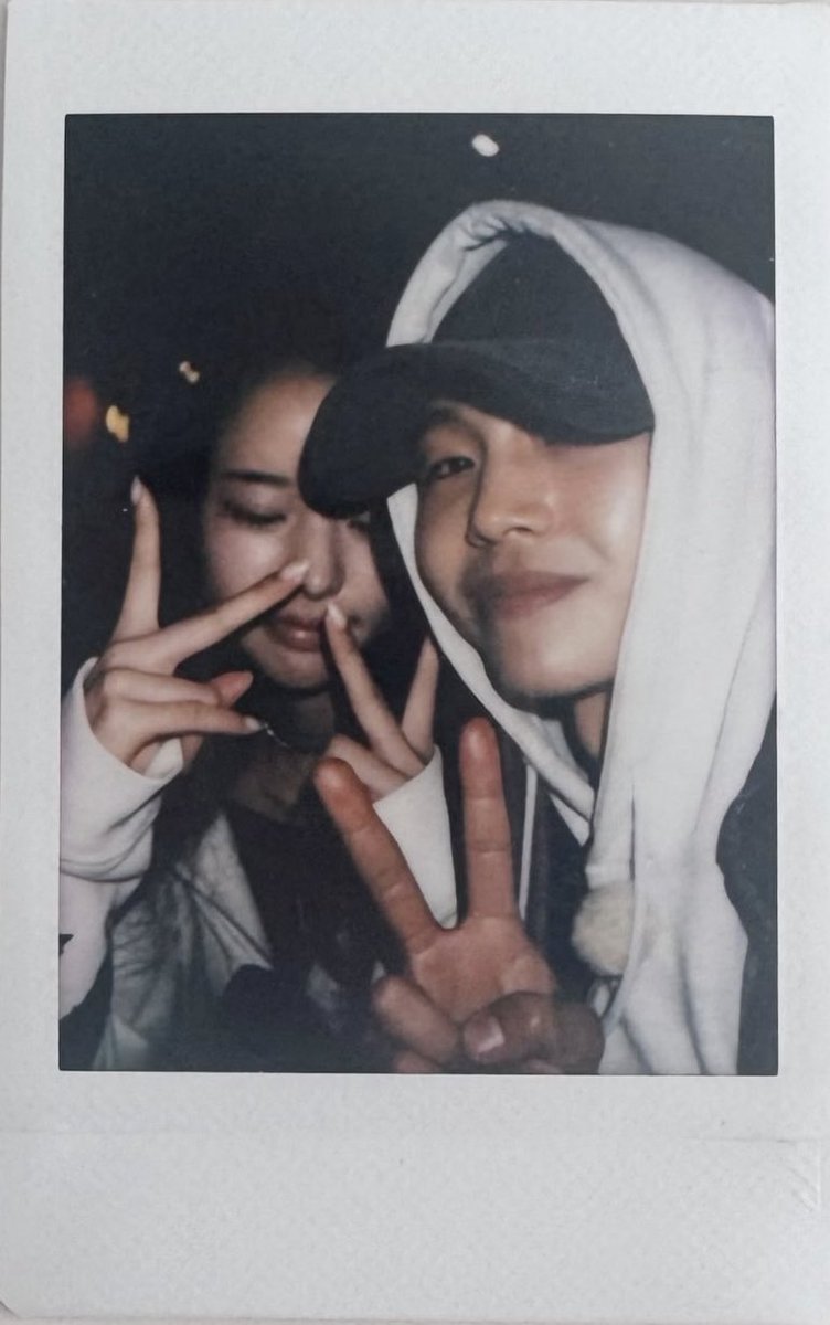 2chidchayeol's tweet image. ชั้นเอ็นดูที่ซูบินชอบใส่หมวกตลอด ฮีเคยบอกฮีซอนว่าตัวเองเซตผมไม่ได้เรื่อง จะเห็นว่าในรายการชอบใส่หมวกมาก ทั้งกลางวันกลางคืน 

ขนาดในคลิปที่นั่งดูรายการตอนจบ ฮียังใส่หมวกเลย เป็นเอ็นดู แต่นี่ชอบตอนไม่เซตผมมากกว่าอะ ดูเป็นไอ้ต้าวซูบิน ส่วนตอนใส่หมวกก็ดู signature มาก 🧢🤍