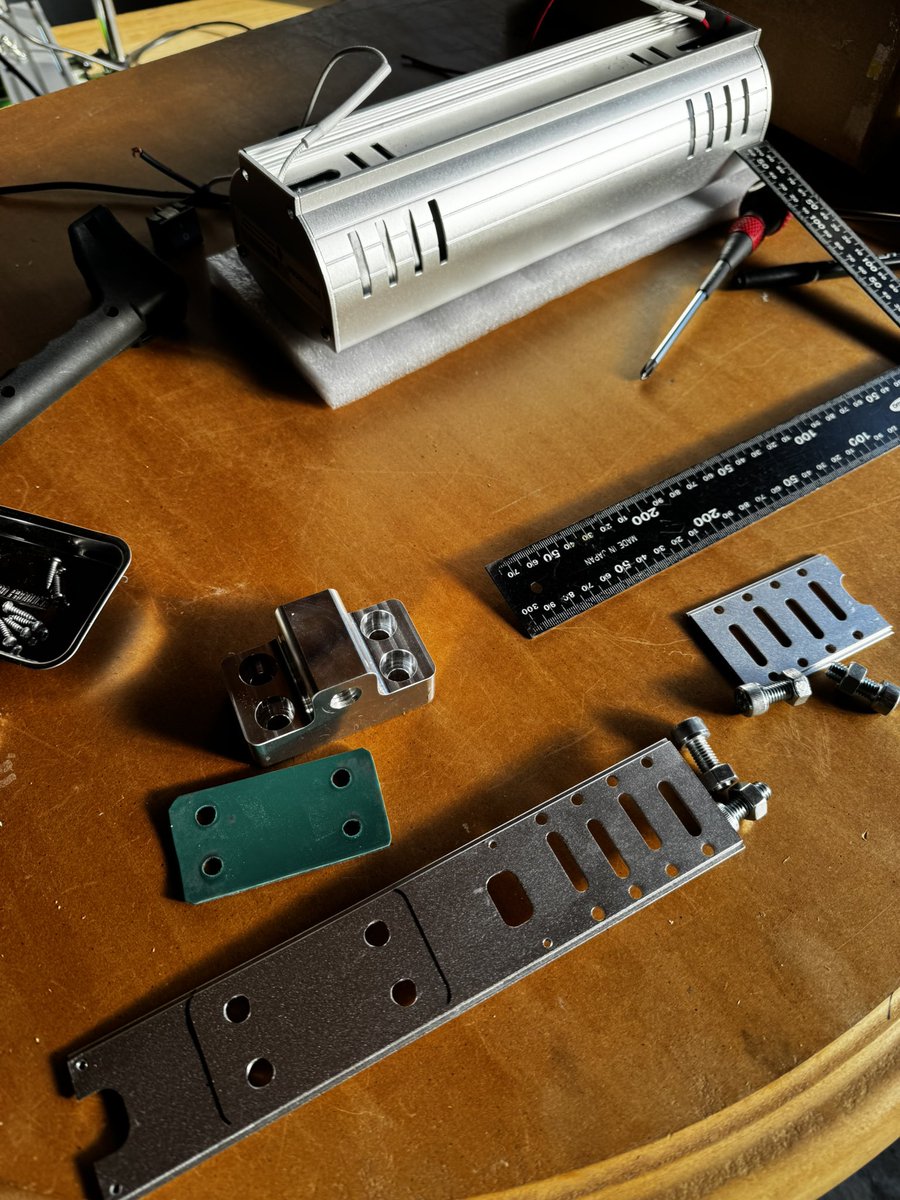 AspiriSnow's tweet photo. 今日の作業
いよいよWaxフューチャーを自作します。

構想は、熱電対による温度管理とコントローラで温度の安定化。
リバース型リニア方式で勝手に板を適正に温まるまで何往復もしてWaxを深層部まで浸透させてくれる。

はず😁 https://t.co/OevQT1ru6d