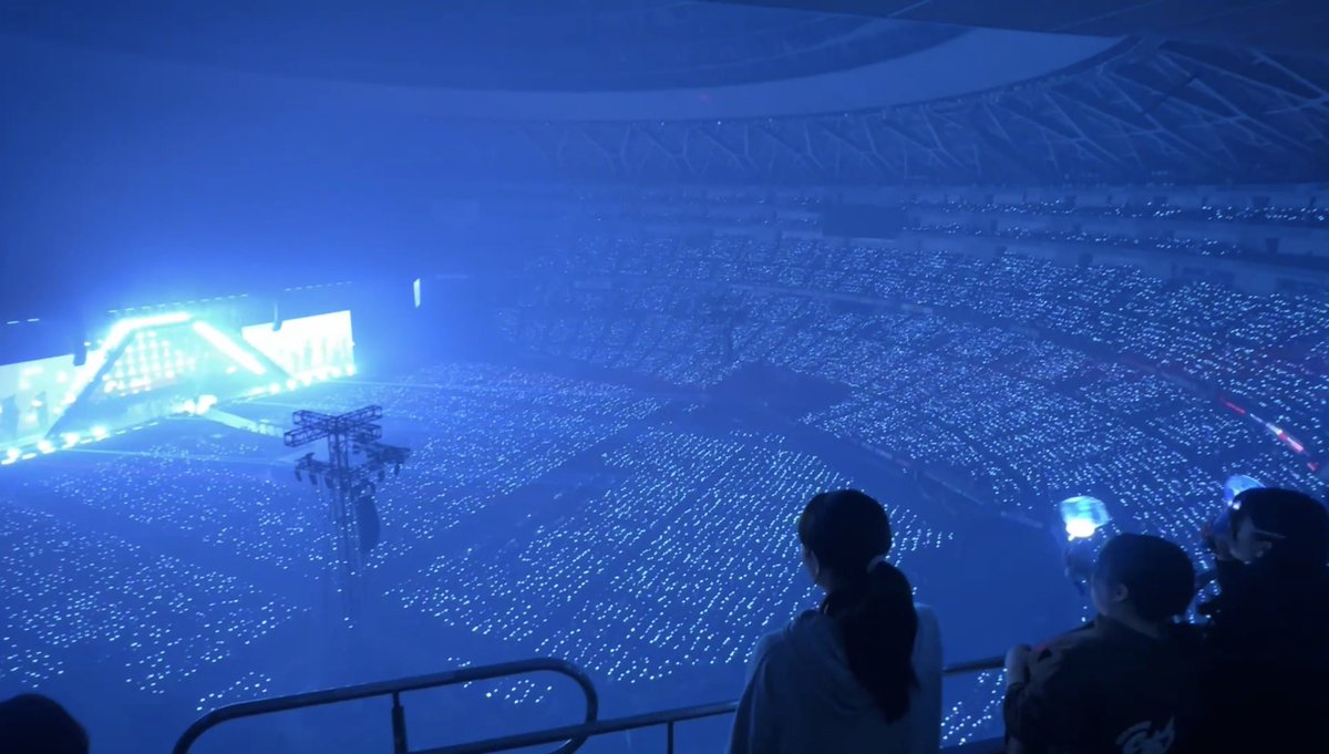 ที่นั่งเป็นระเบียงของห้อง vip ชั้น 8 ดอยบนสุดติดหลังคาโดมเลย ที่นั่งเป็นเบาะหนังใหญ่ๆนุ่มๆมียกระดับ 2 แถว บล็อคนึงมีประมาณ 10-12 ที่นั่ง สูงมากเสวมาก แต่ม่วนสุดๆ วิวสวย เห็นทะเลแท่งไฟสวยมาก 🌌