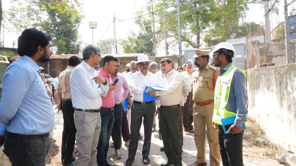 SCRailwayIndia's tweet image. Shri Sanjay Kumar Srivastava, GM/SCR inspected the progress of the on-going station development works at Hyderabad Railway Station today.  
@drmsecunderabad  
 &amp;amp; other senior railway officials were present throughout the inspection.
#SafetyFirst #inspection #stationdevelopment