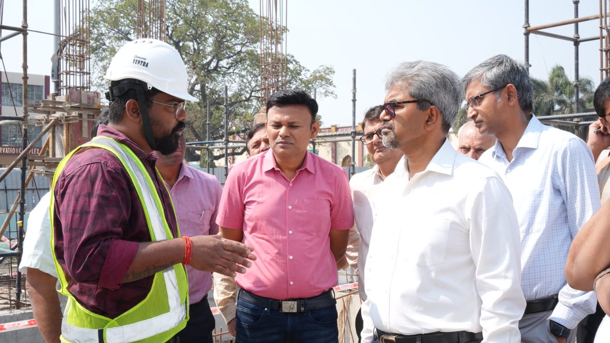 SCRailwayIndia's tweet image. Shri Sanjay Kumar Srivastava, GM/SCR inspected the progress of the on-going station development works at Hyderabad Railway Station today.  
@drmsecunderabad  
 &amp;amp; other senior railway officials were present throughout the inspection.
#SafetyFirst #inspection #stationdevelopment
