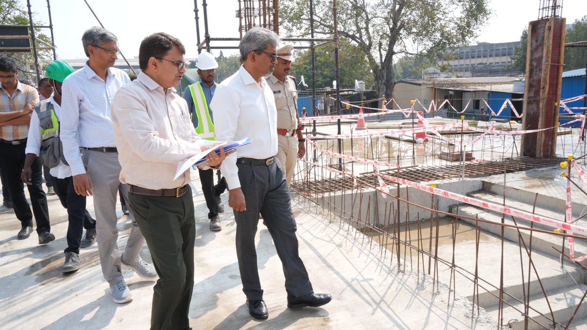 SCRailwayIndia's tweet image. Shri Sanjay Kumar Srivastava, GM/SCR inspected the progress of the on-going station development works at Hyderabad Railway Station today.  
@drmsecunderabad  
 &amp;amp; other senior railway officials were present throughout the inspection.
#SafetyFirst #inspection #stationdevelopment