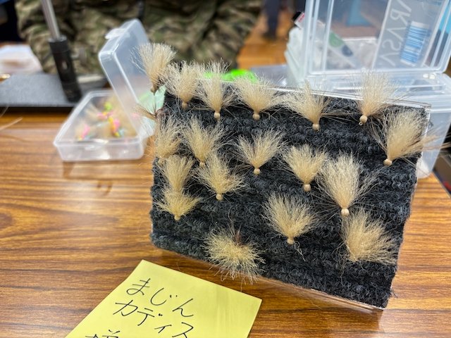 Turitter5's tweet photo. river peakのブースでまじんカディスのタイイング方法を教えてもらいました。雪代出ていてもガンガン釣れるらしいです。

#ハンドクラフト展 #フライフィッシング https://t.co/CUp0EiNfSh