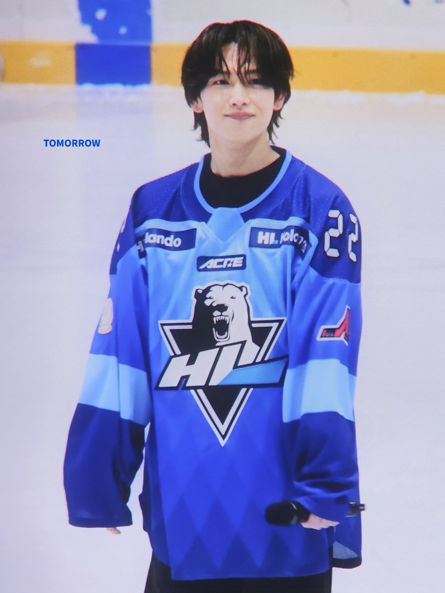 tomorrow1201's tweet photo. 260214 HL안양 아이스하키 퍽드롭 이벤트

#임시완 #yimsiwan https://t.co/9geSOLj5Md