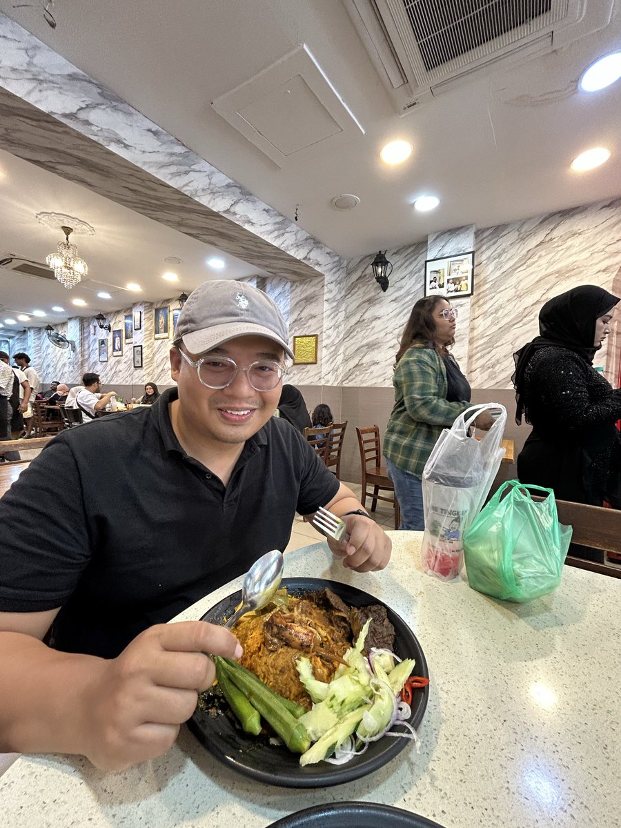 mhdathir's tweet photo. Agak disappointed, ayam overcooked, daging keras, yang ok sotong, nasi dgn kuah rempah surr https://t.co/h4UemRB2Iu
