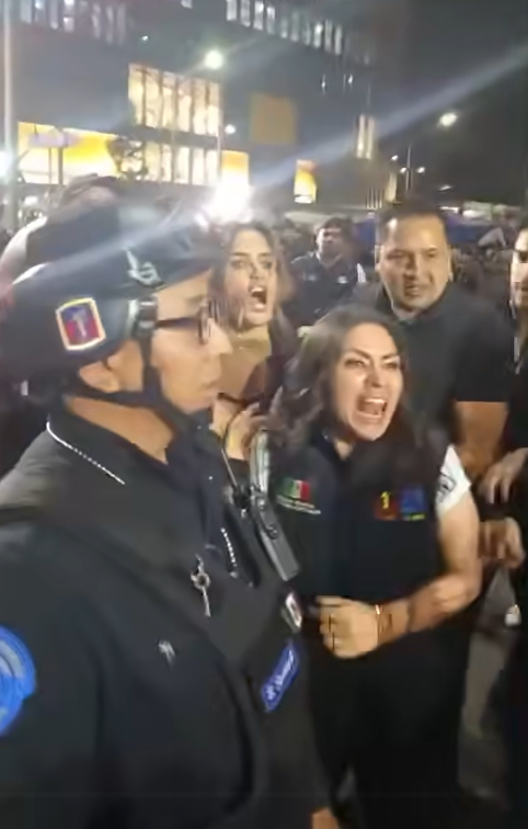 Vaya nivel el de la <a href="/AlessandraRdlv/">Alessandra Rojo de la Vega</a> !
como vil arrabalera y gritandole a la gente
!Orale Pwt0s! 
¿esto es lo que votan los fachas? una lacraldesa que no tiene control alguno y que se agarra a golpes con los comerciantes y que la tienen que controlar los policias? neta? 
Tsss!