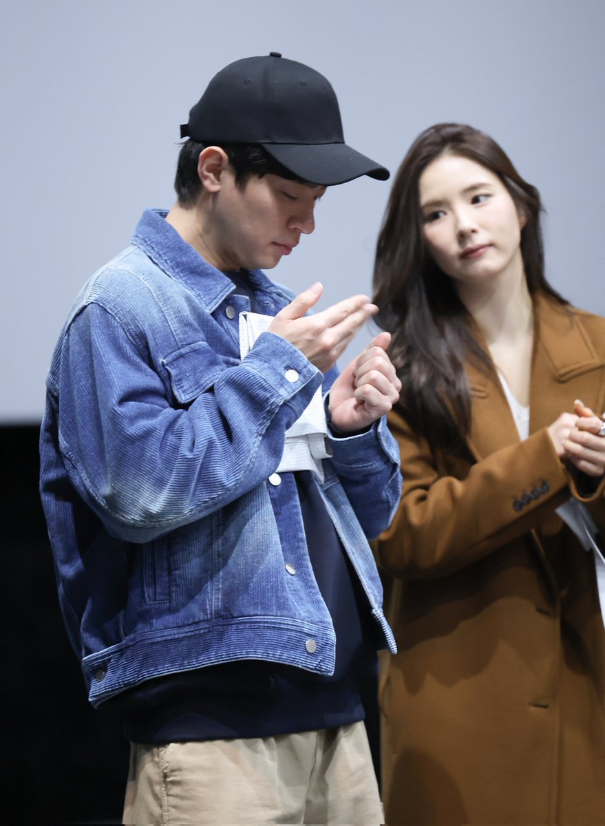 20260214 휴민트 무대인사 롯데시네마 건대입구  
#박정민 #신세경 프리뷰
아궁빵이 궁금했던 정민 ㅋㅋㅋ