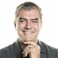 bu toprakların gördüğü en boş insan.
sırf cümlelerinin arasına atatürk, rakı ve leblebi serpiştirdiği için "büyük yazar" muamelesi görüyor bir kesim tarafından