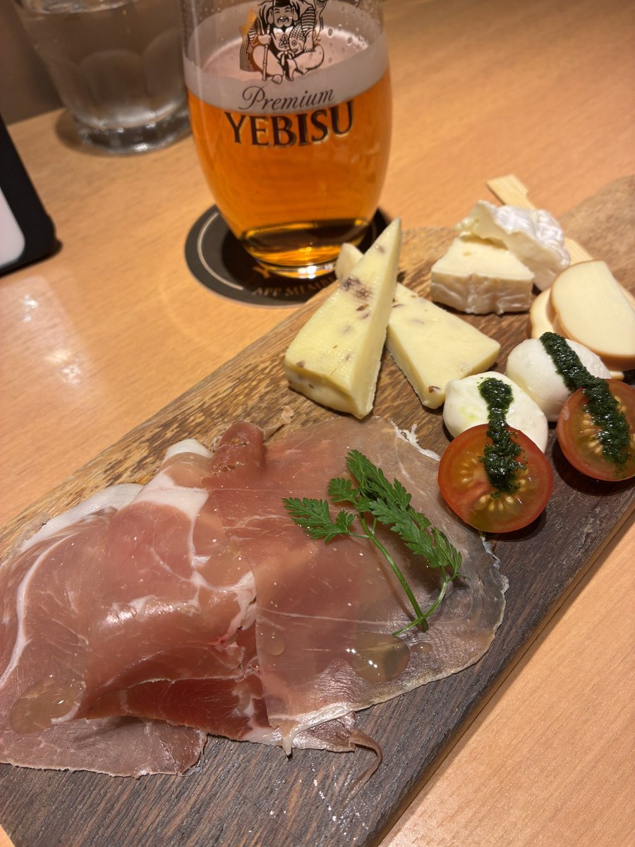 aaavalon1's tweet photo. #生ビール 
YEBISU BARで、ビアランチ🍺 https://t.co/KPCpuvCLYQ