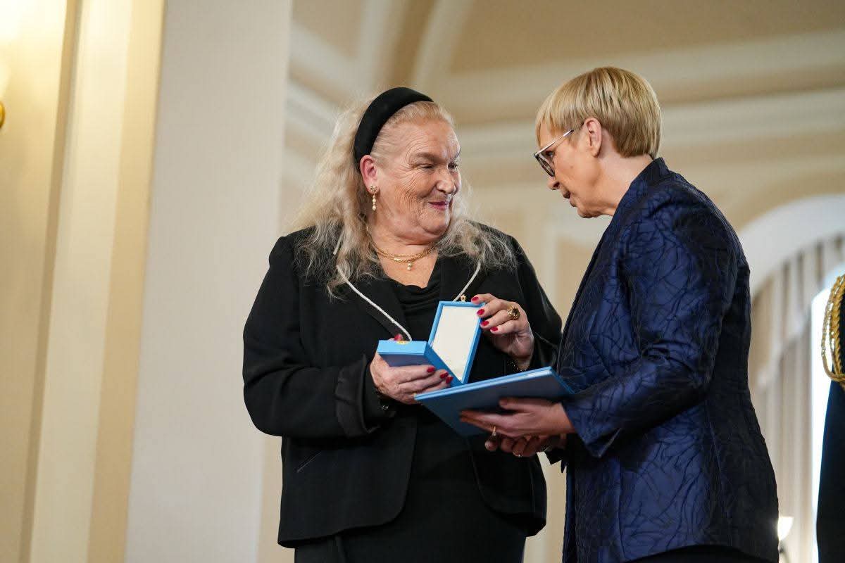 NORA... MISEL?
↘️
Kaj moraš imeti v glavi, da odlikuješ pevsko legendo in na slavnostni državniški prireditvi odlikovanki zapoješ njeno pesem?
⬇️⬇️⬇️
Gospa Elda Viler bi si zaslužila prejeti odlikovanje zaradi svoje pevske kariere, ne ZARADI SAMOPROMOCIJE TOVARIŠICE,