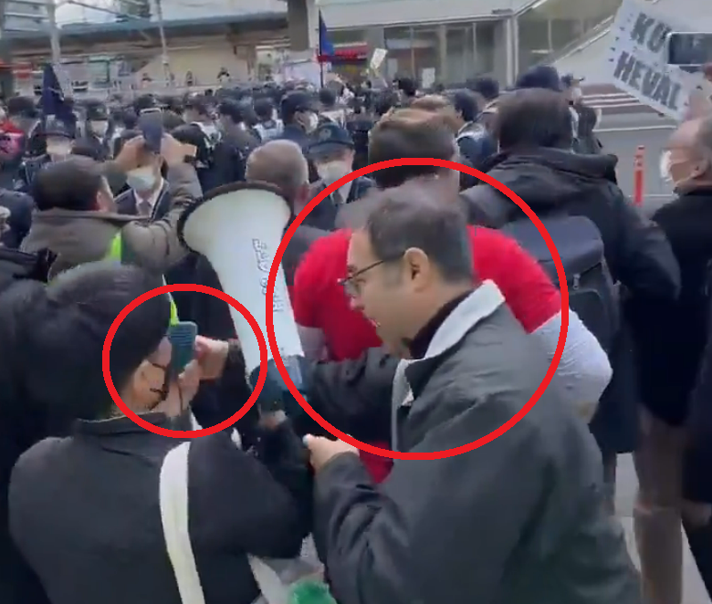 erdemdaily's tweet photo. KUDURMUŞLUĞUN BELGESİ: VAKKAS ÇOLAK MEGAFONLA "JAPONLAR ÖLSÜN!" (NİHONJİN SHİNE) DİYE BÖĞÜRDÜ.

Sadece Türk Devleti'ne değil, sığındıkları ve ekmeğini yedikleri Japon halkına da düşmanlar!

Eklediğim videoyu iyi izleyin: Bu Vakkas Çolak denilen şahıs sokak ortasında megafonla "Japonlar Ölsün!" (Nihonjin shine) diye bağıracak kadar kuduruktur. İçlerindeki kin ve nefret o kadar büyük ki, yanındaki kendi adamları bile şaşkınlıkla dönüp ona bakıyor!

Gittikleri her yeri bataklığa çeviren bu asalakların, asil Türkiye Cumhuriyeti vatandaşlarıyla zerre alakası yoktur!  @JaponyaBE 

Japon makamları bu asalak yapıyı Türkiye Cumhuriyeti vatandaşlarından ayırmalı ve derhal temizlemelidir! Gösterilerine de izin vermemelidir. @TurkiyeJaponya