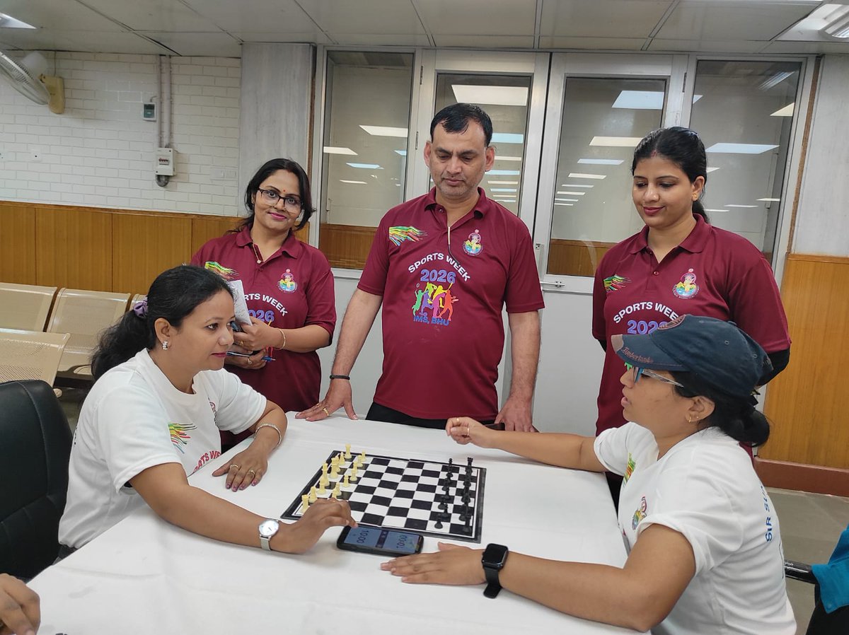 SSH_IMS_BHU's tweet photo. ♟️ दिमागी खेल और रणनीतियों का र��मांच!
​SSH_IMS BHU 'स्पोर्ट्स वीक 2026' का जोश कम नहीं है! 🏟️
​रुइया ग्राउंड की भागदौड़ के बाद,अब इंडोर गेम्स में भी कड़ी प्रतिस्पर्धा देखने को मिल रही है।शतरंज की बिसात हो या कैरम बोर्ड की स्ट्राइक,एकाग्रता और रणनीति का खेल अपने चरम पर। @bhupro https://t.co/6BSx5tsxKD