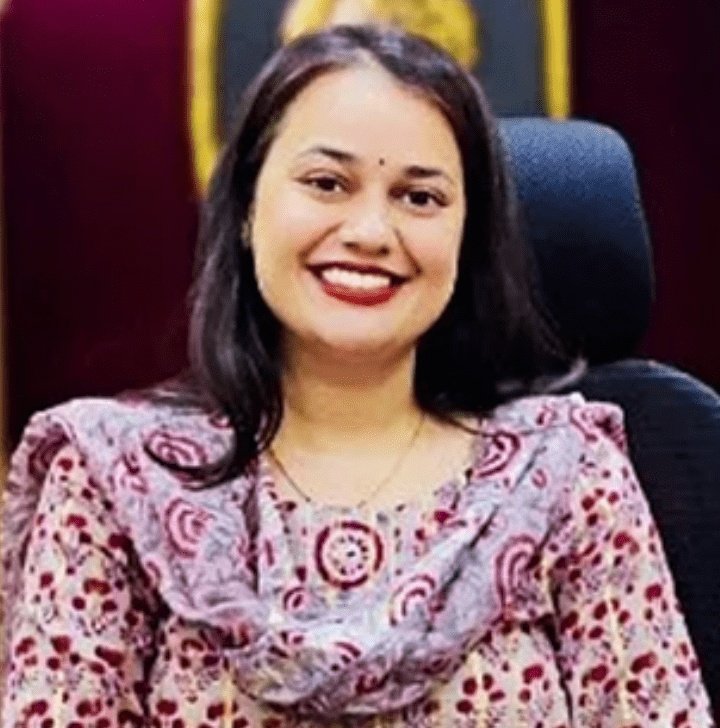 सी.पी.एम. पार्टी के राज्यसभा सांसद जॉन ब्रिटस ने IAS IPS IFS अधिकारियों के खाली पदों और OBC SC ST अधिकारियों की संख्या को लेकर सवाल पूछा.

जवाब में केंद्रीय मंत्री जितेंद्र सिंह ने राज्यसभा में बताया,

IAS : 6877 पद, तैनात 5576
IPS : 5099 पद, तैनात 4594
IFS : 3193 पद, तैनात 2164
