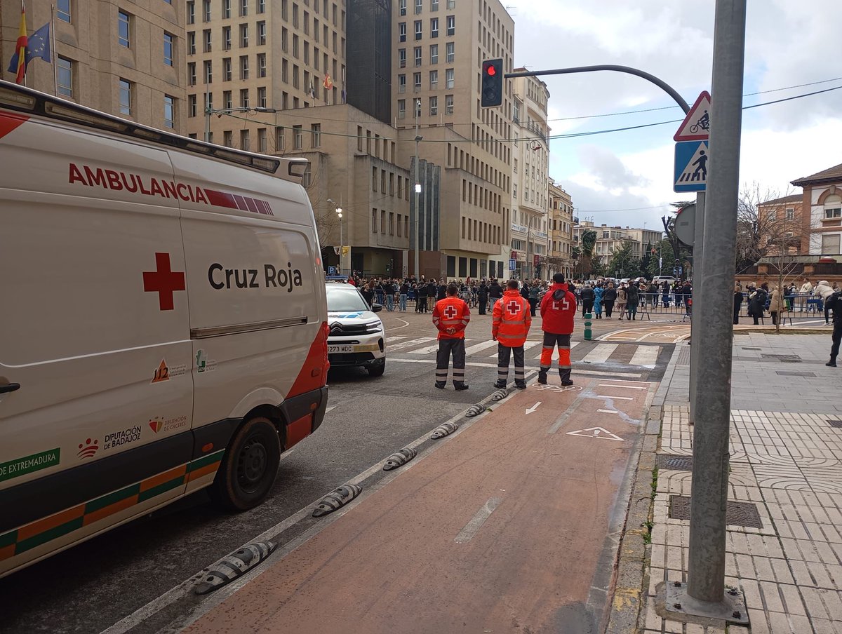 Durante la jornada del viernes, los efectivos de
<a href="/CRE_Emergencias/">Cruz Roja Emergencias</a>
han atendido un total de 22 incidencias en el <a href="/CarnavalBJZ/">Carnaval de Badajoz</a> , derivando a 4 personas a centros sanitarios.