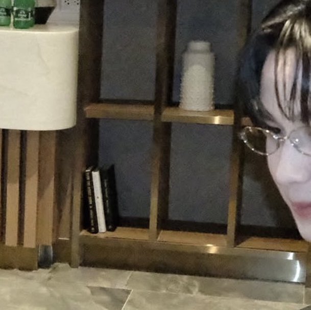 เสร็จงานแล้วแค่ไปกับเธอ จองร้านไว้เพื่อมื้อค่ำที่แสนพิเศษพร้อมมีดนตรีสดให้เธอฟังผ่อนคลายจากการทำงาน แต่ก็พอดีเหมาะกับวาเลนไทน์ เลยถือโอกาสนี้ถ่ายรูปด้วยกันและลงรูปเธอไปด้วยเลย เพื่อแสดงความเชื่อมั่นและไว้ใจว่าไม่ว่าจะเทศกาลไหน ฉันก็จะมีแค่เธอ แค่เธอคนเดียว