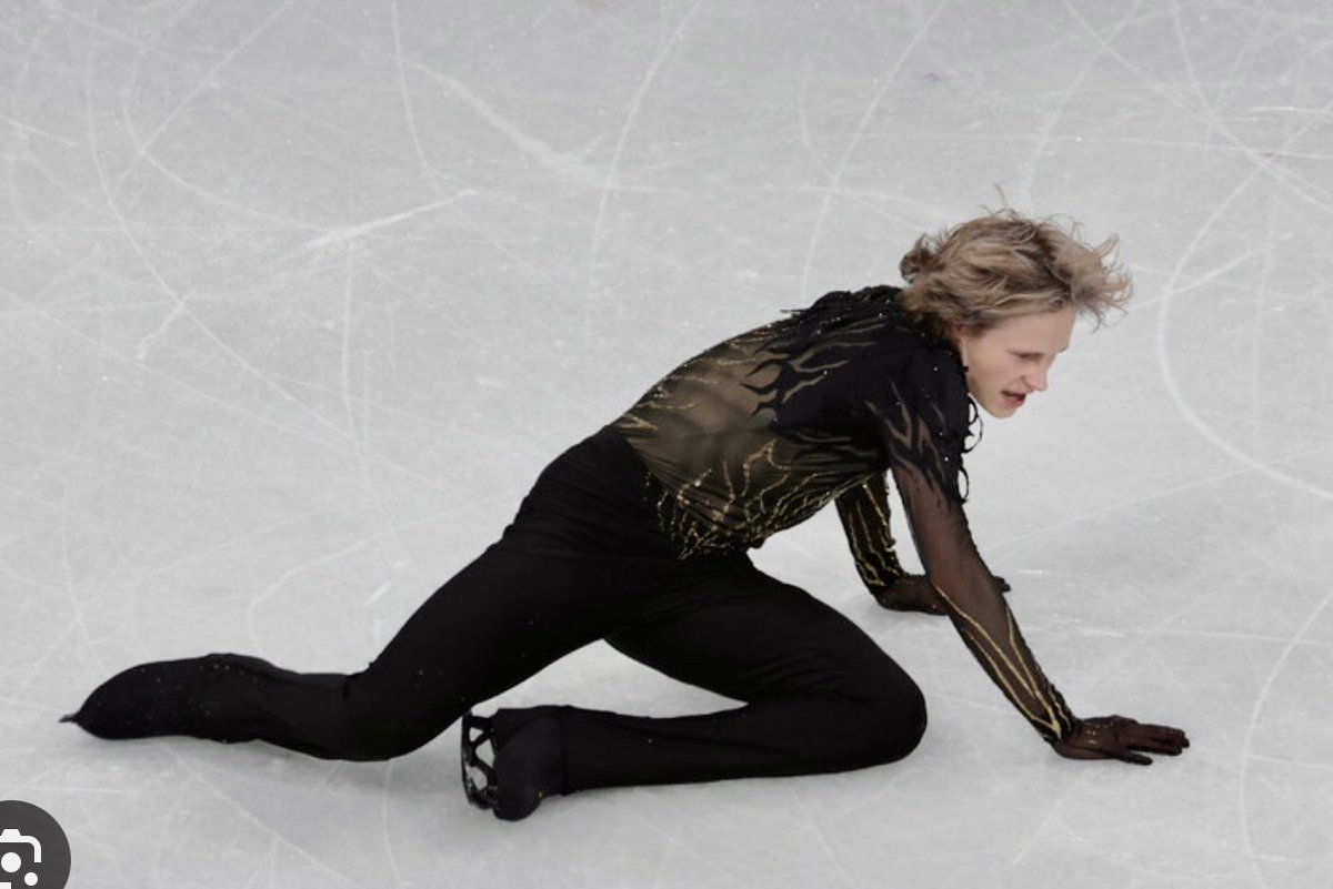 Ilia Mailinin, la star del pattinaggio su ghiaccio, quello del salto mortale all’indietro con atterraggio su una sola lama e “re” del quadruplo axel, è caduto. Non una, ma ben due volte. Non in una gara qualsiasi, ma durante la finale olimpionica maschile. Aveva vinto tutto fino