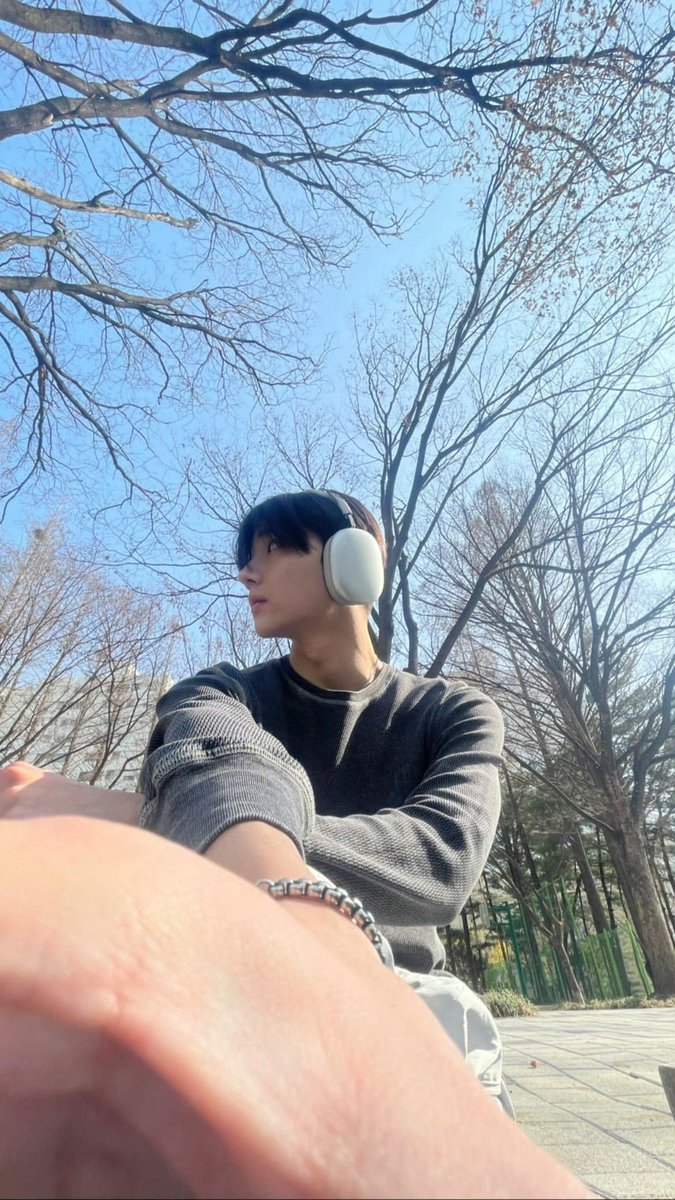 19wons's tweet image. welcome back leeeeesangwon with this angle photo 🖤