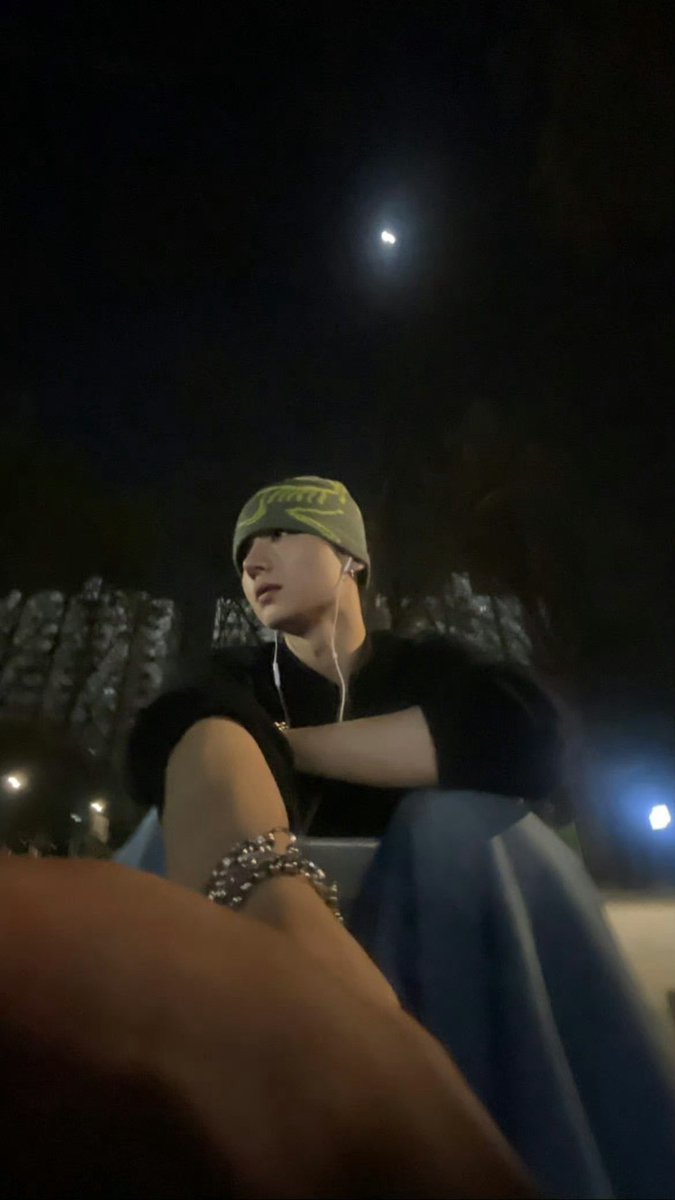 19wons's tweet image. welcome back leeeeesangwon with this angle photo 🖤