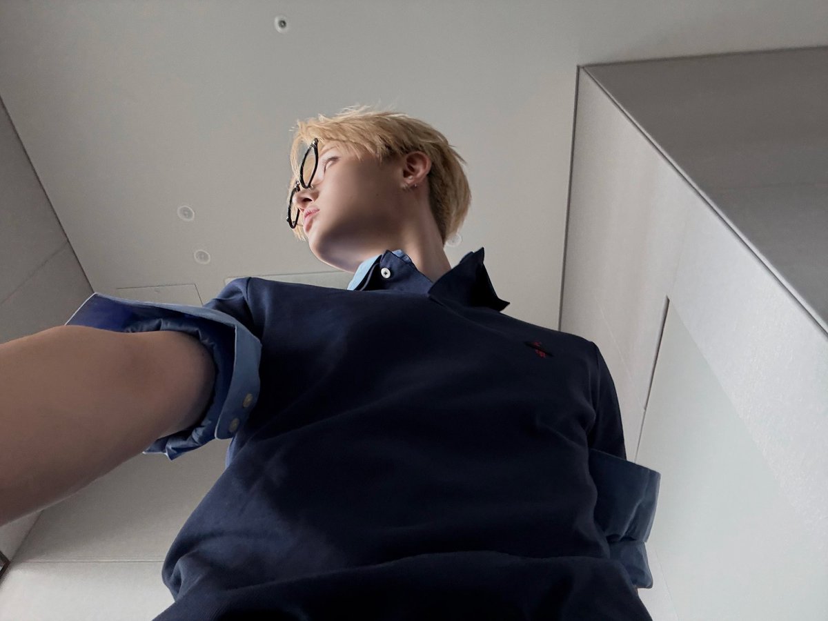 19wons's tweet image. welcome back leeeeesangwon with this angle photo 🖤