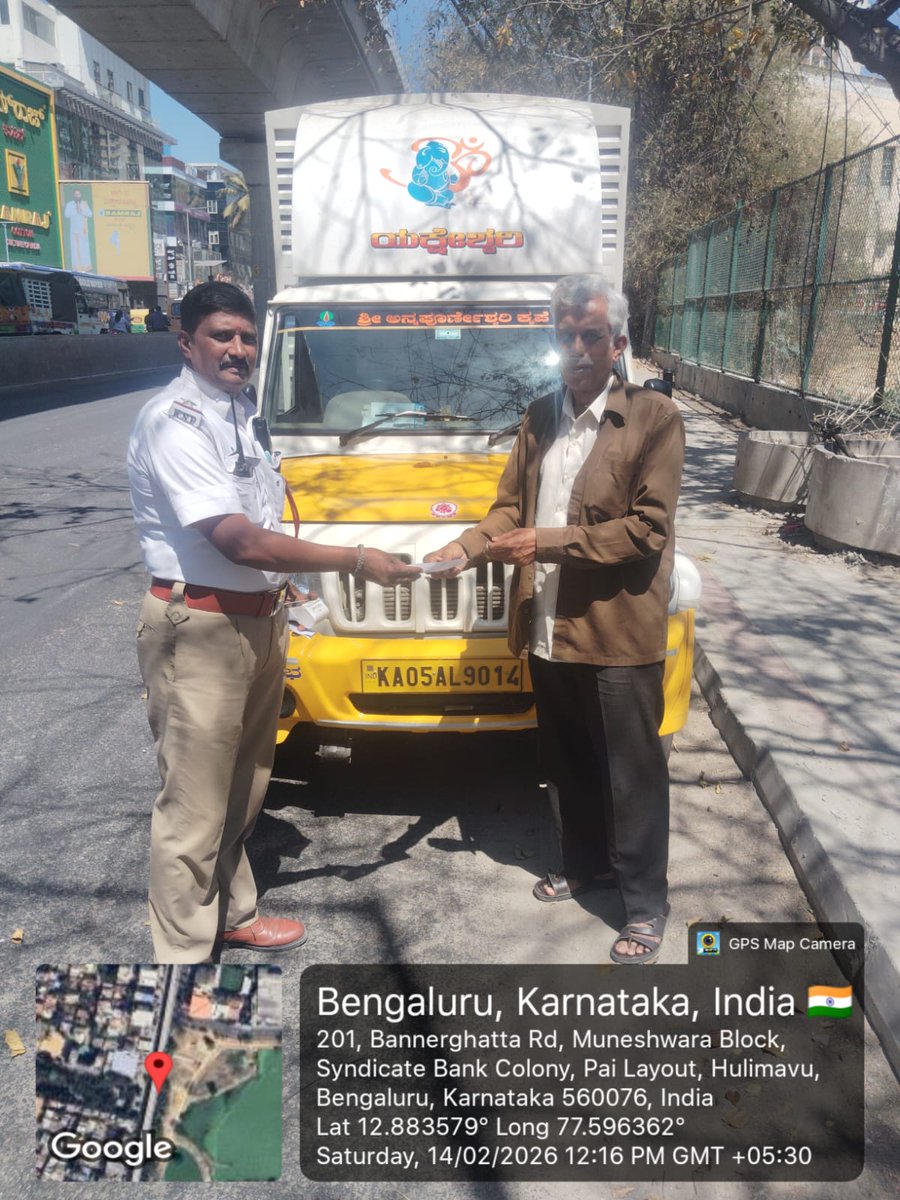 hulimavutrfps's tweet photo. @vips_vaibhav @PhysicianAshwaq @blrcitytraffic @BlrCityPolice @DCPSouthTrBCP ಸದರಿ ವಾಹನದ ಹಿಂಭಾಗದಲ್ಲಿ ಅನಧಿಕೃತವಾಗಿ ಅಳವಡಿಸಲಾಗಿದ್ದ ಎಲ್‌ಇಡಿ ಲೈಟ್ ಅನ್ನು ತೆರವುಗೊಳಿಸಿ, Motor Vehicles Act ಅನ್ವಯ IMV ಪ್ರಕರಣ ದಾಖಲಿಸಲಾಗಿದೆ. ಇನ್ನು ಮುಂದೆ ಇಂತಹ ಉಲ್ಲಂಘನೆಗಳನ್ನು ಮಾಡದಂತೆ ಕಠಿಣ ಎಚ್ಚರಿಕೆ ನೀಡಿ ಬಿಡಲಾಗಿದೆ. https://t.co/Uc9HNVBfVL
