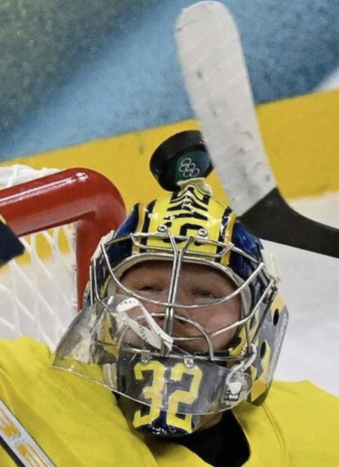 Expressenin mukaan kuva todistaa Lundenin tehneen maalin korkealla mailalla vastoin useita videoita.  Kiekko on kypärän takana, koska sen alaosaa peittää kypärän keltainen. Maila on korkeintaan W-kirjaimen kohdalla,  näyttäisi ettei edes kypärän tasalla. Reilusti ilmaa välissä.