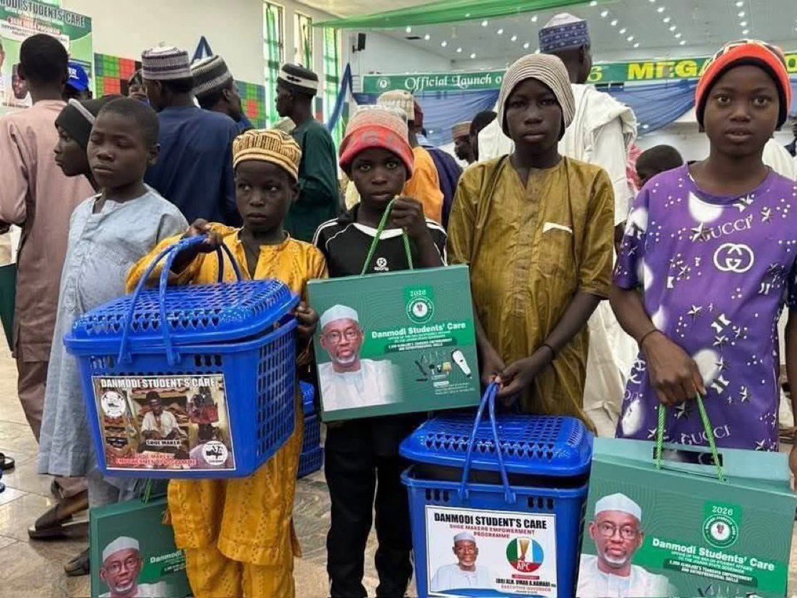 Northern politicians in APC are empowering children who are supposed to be in school with shoe shining kits and barbing kits.

Can we give a clap for APC? 👏🏾
