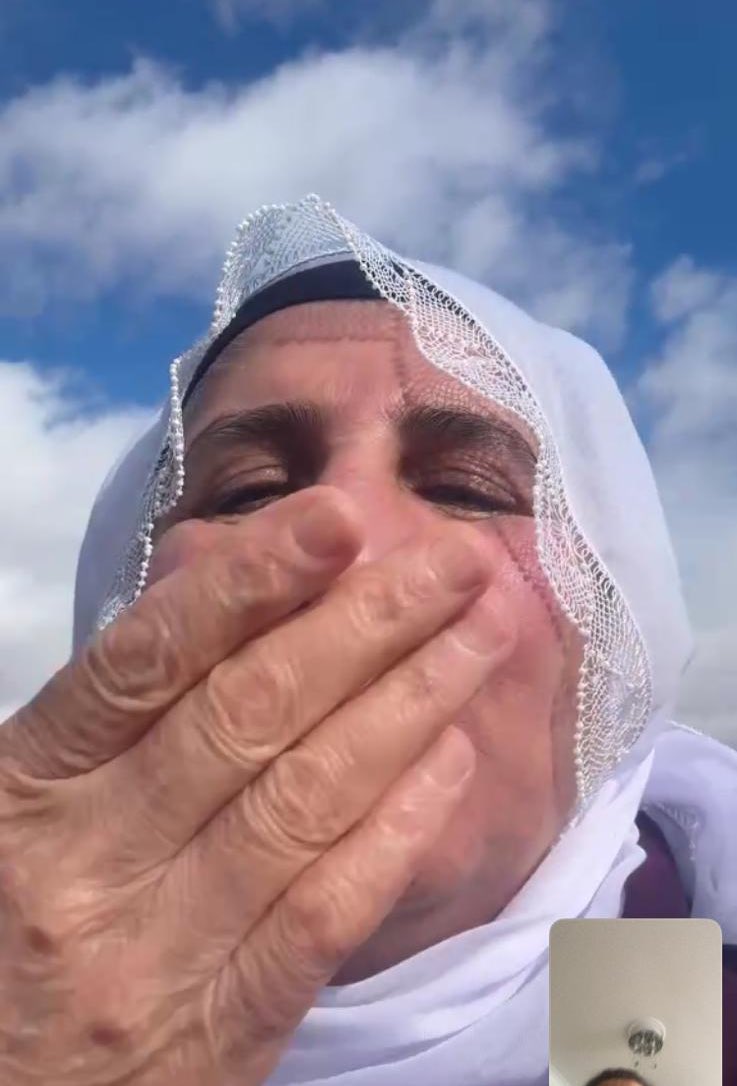 Hasta tutsak Besra Erol, 7 yılın ardından tahliye edildi. “Her şeye rağmen direniyorum” diyordu. Şimdi yıllardır görmediği torunları ve çocukları ile beraber…. hepinize selamları var