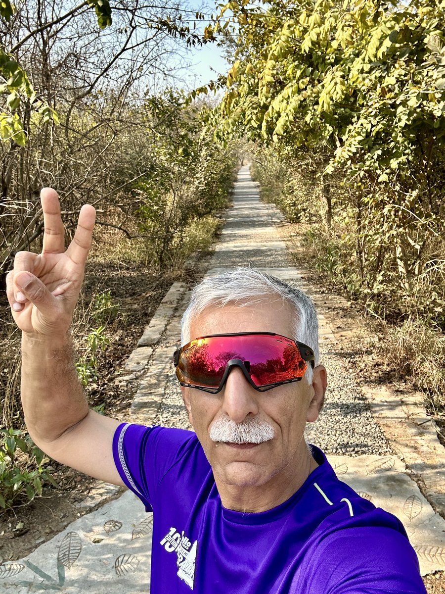 aseemanand67's tweet photo. An easy peasy 8 km easy peasy🏃🏻♂️ soaking in the sun in the lap of nature at Aravali Bio Diversity park with 🦜🦅🦚🦮 for company... weekend mornings like these.. #SoakingintheSun #WeekendRun #Nature #AdmireYourself https://t.co/DSww8fufWu