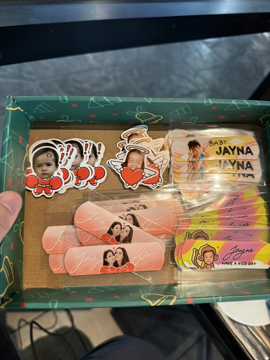 ขออนุญาตทานไปแจกไป อยู่ที่สตาร์บัคด้านในงับ ส่วนใครที่แลกกันไว้เก็บแยกให้เรียบร้อยฮะ 🙇🏻‍♂️

GINJAY HEART TO ALKEY
#GinnyJaynaFirstFanconTH 
#GinJay #จินเจ