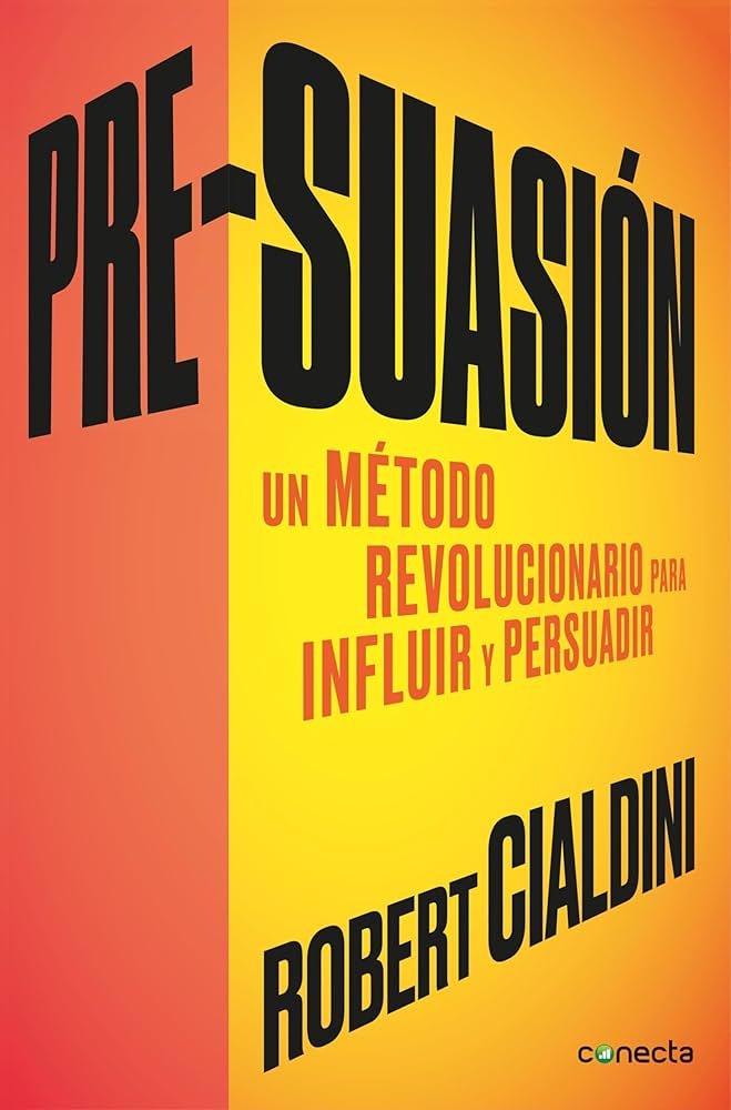 AdrianSussudio's tweet photo. No hay nadie que sepa más de manipulación que Cialdini.

Lo explica en Pre-suasión.

Aquí sus 20 mejores ideas:

1. La persuasión se basa en la cita de Sun Tzu: “toda batalla se vence antes de librarse”.

2. La mezcla de la persuasión con la preparación es la pre-suasión: preparar el terreno y el entorno antes de lanzar el mensaje persuasivo.

3. En una reunión, no se debe hablar justo antes o después de la persona a la que se quiere convencer.

4. Esto se debe a que la gente no presta atención en esos momentos porque está ensayando o repasando su propia intervención.

5. Para convencer a tu jefe, es mejor sentarse enfrente para tener un buen foco visual, y no al lado.

6. Los medios de comunicación no nos dicen qué pensar, sino sobre qué temas debemos pensar.

7. Preguntar a alguien “¿eres infeliz?” predispone a su cerebro a buscar razones para confirmar esa infelicidad.

8. El sesgo de confirmación explica por qué la gente cree en los horóscopos aunque lean el signo equivocado.

9. Los banners publicitarios influyen en nosotros poco a poco, aunque creamos que los ignoramos.

10. El peso físico de un objeto, como un libro, se asocia psicológicamente con la seriedad y la importancia. Los libros cortos no se relacionan como grandes obras.

11. Las palabras que usamos son clave: no es lo mismo decir “coche usado” que “seminuevo”.

12. El “cierre cognitivo” incompleto, como dejar un capítulo a medias, hace más probable que volvamos al libro al día siguiente.

13. Compramos emocionalmente y luego justificamos la decisión racionalmente.

14. El sexo en la publicidad no siempre vende; solo funciona si el producto tiene una relación lógica con alguien guapo/sexy. Como en la cosmética o la ropa.

15. Para dar malas noticias, se debe exponer el problema y ofrecer inmediatamente una solución o recurso.

16. Se gana confianza instantánea mencionando una debilidad o defecto de algo antes de presentar sus puntos fuertes.

17. Pedirle a alguien consejo en lugar de su opinión hace que el otro entre en un estado mental de complicidad.

18. Las empresas que utilizan el engaño para vender acaban llenas de empleados dispuestos a engañar también a la propia empresa.

19. Quiénes somos en un momento dado depende de dónde está enfocada nuestra atención.

20. Es posible evitar que nos manipulen si se nos recuerda la fuente del sesgo, o si es demasiado evidente.

Cada semana envío un e-mail con las mejores ideas de un libro de no ficción.   

Te apuntas aquí: https://t.co/usrIcKbJKR