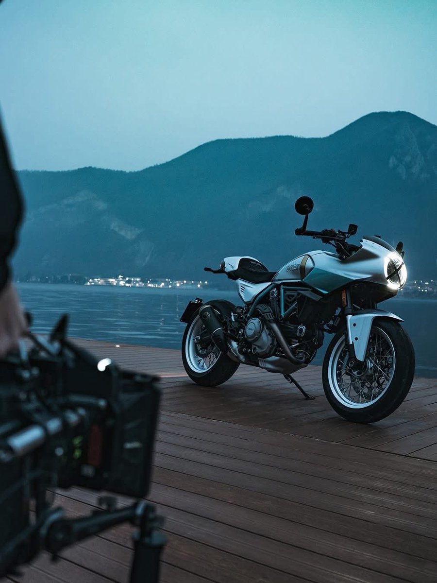 syed_faisal13's tweet photo. Ada berans ? limited edition worldwide 🔥🔥🔥 #ducati #formula73 https://t.co/UO1QrCL0rF