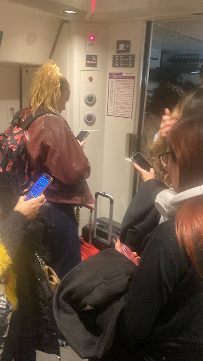 Alvia Pamplona-Madrid viernes 13 de febrero. Bamboleo constante, olor a plástico quemado y de repente una explosión con chispazos y ruido brutal. Resultado: vagón desalojado, media hora viajando de pie en el pasillo y nadie se responsabiliza de nada. Vergüenza