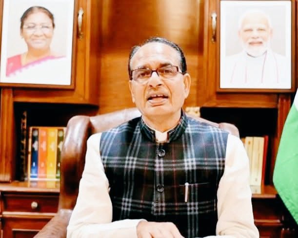 शिवराज सिंह चौहान कह रहे हैं "राहुल गांधी झूठ बोल रहे हैं" मानो जैसे शिवराज ने तो मध्य प्रदेश के भांजो, जनसेवा मित्रों, छात्रों और जनता से जब भी बोला हमेशा सच ही बोला 
#RahulGandhi #ShivrajSinghChouhan #MadhyaPradesh 
#जनसेवा_मित्र