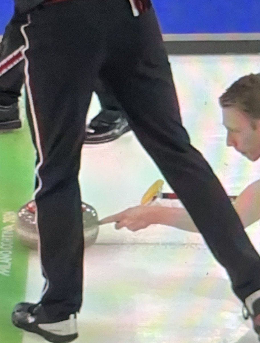 kiimjonsson's tweet photo. @WhenandMs9_9 @Knytanders @Leftykenbear @CurlingCanada @curlercups @bpgallant Has the stone reached the hog line? Is the granite part of the handle? https://t.co/xjsjrl6sGN