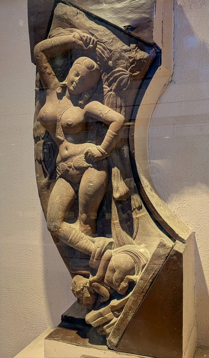 誰？　女神ガンガーに似ているが、右手をあげて木の枝を握っているところが違う。Salabhanjika サラーバンジカ。豊穣と美のシンボル。お釈迦さまを産んだ時のお母さん（摩耶夫人）の姿に似ている。あちらこちらで（サンチーの仏塔でも）出会うが、彼女が一番のお気に入り❣️　推し！