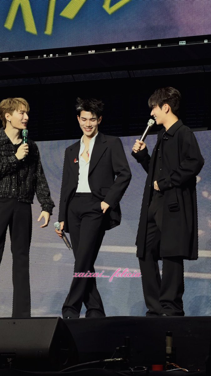 ยัยน้องโฟ้ดท่ายืนชีโซ๊ะมากชอบwa คนสวยที่รู้ตัวว่าสวย ก่อคนมันเริ่ดอะ💅🏻💅🏻💅🏻💅🏻

FALL IN LOVE ARTIST FOURTH
#RISERCONCERTD2