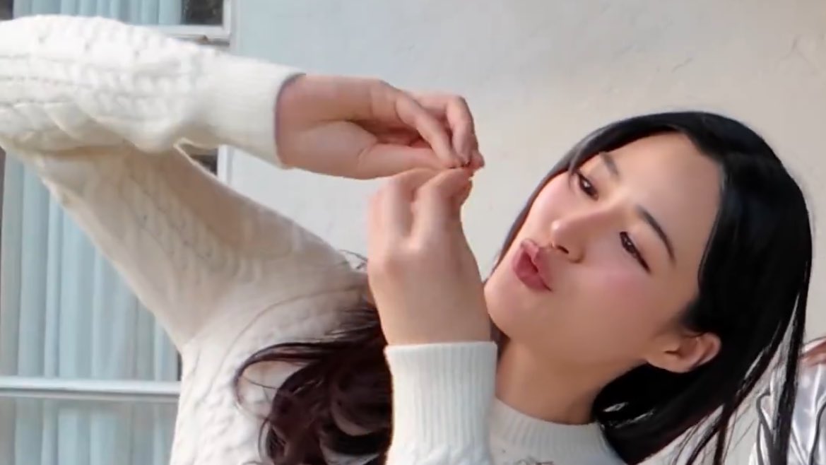 “หลิงจะชอบกอดอย่างงี้”

“จริงๆชอบหอมแก้ม”

“เหม่งก็หาง่ายดีจุ๊บทีก็สะใจ”

“จูบเลยยยยยยย”

“เจ่เจ้โตแล้ว เจ่เจ้ต้องทำอะไรที่โตขึ้นมา”

บ่เอาหยังแล้วชีวิตนี้สิเอาแต่บี๋เพิ่นคักหลายหลิง คือเป็นปานนั้นล่ะลูก