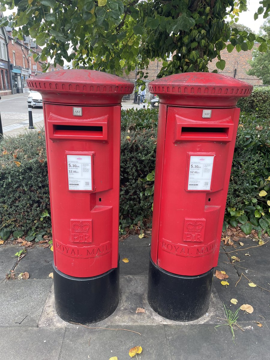 GerryHectic's tweet photo. Happy Valentines 💘 #PostboxSaturday “give us a kiss” #Romsey #Hampshire #NotDorset #301 https://t.co/HDYO36WSKG