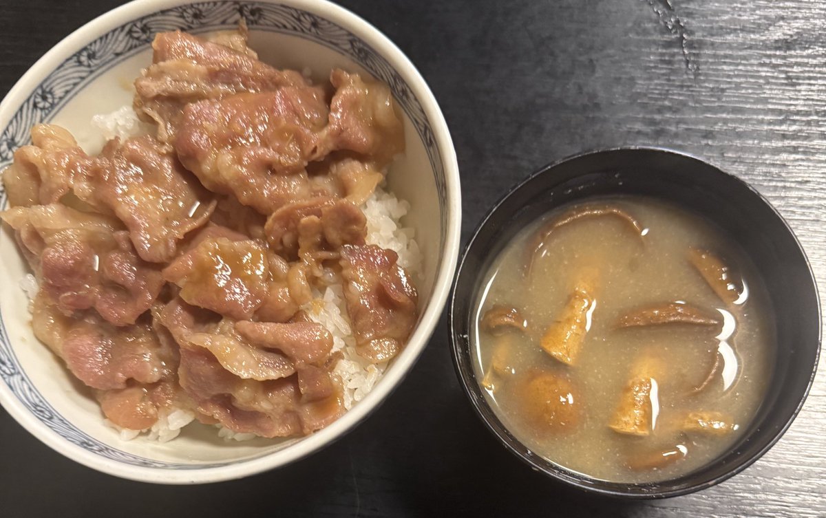 今日の賄い
豚肉の生姜焼きとなめこの味噌汁
大きななめこは天ぷらも美味しい
