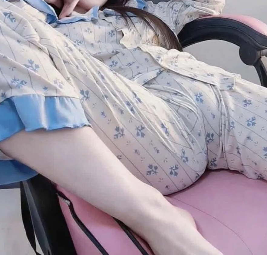 Brita515485's tweet photo. お風呂入らずにゲームしてる女はキツイですか？🥹 https://t.co/6MsUWQNsfR