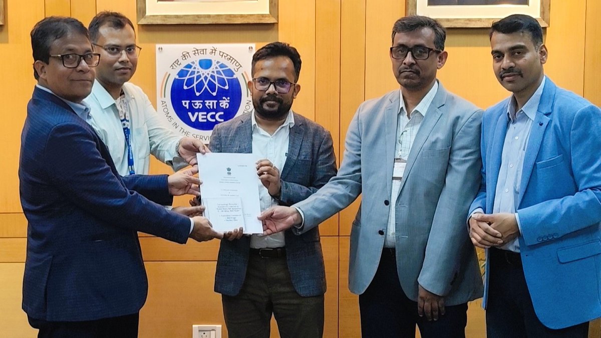 DAEIndia's tweet photo. VECC Powers Indigenous Innovation 🇮🇳

The Variable Energy Cyclotron Centre #VECC, an R&amp;D unit of DAE in Kolkata, signs Technology Transfer Agreement with M/s Amakan Induction (P) Ltd. for the 500 Watt Solid State RF Amplifier (5–30 MHz) technology. 1/2

@PMOIndia @DrJitendraSingh https://t.co/GhTj8H0znw