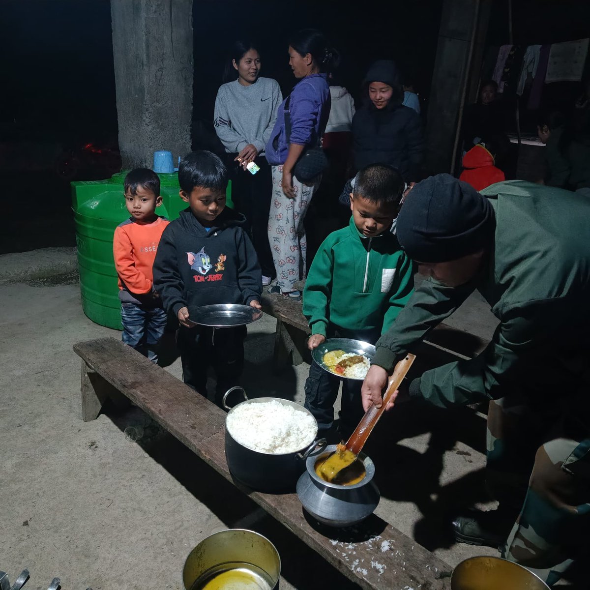 The 19 <a href="/Riflesgarhwal/">Garhwal Rifles</a> extended humanitarian support to IDPs from Youth Hostel camps, now relocated to Torbung Bangla, Kangvai, providing meals since yesterday.

The community expresses sincere gratitude for their benevolence and support during this challenging time.
#Manipur