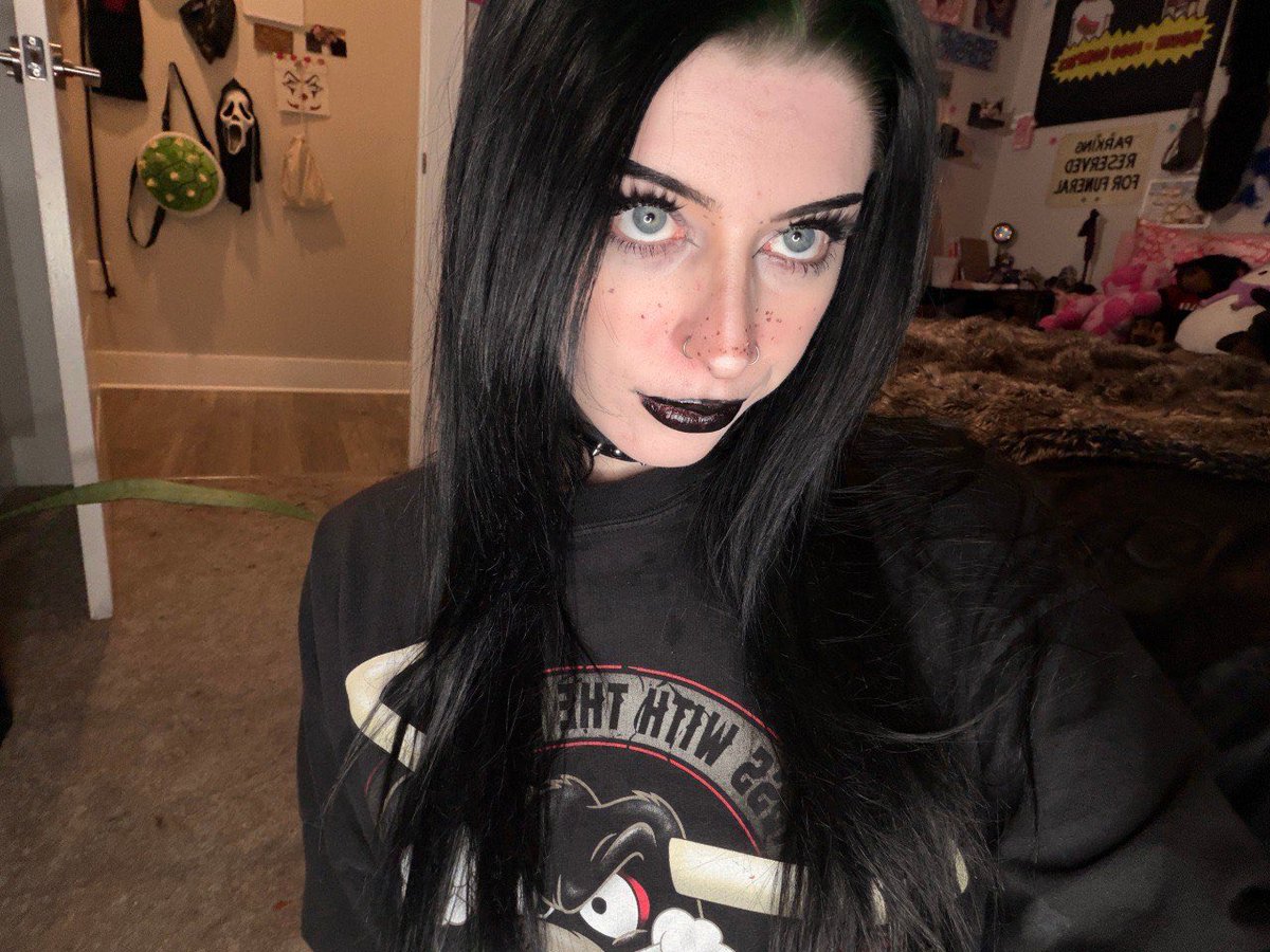 rayaffection99's tweet image. staring straight into ur soul