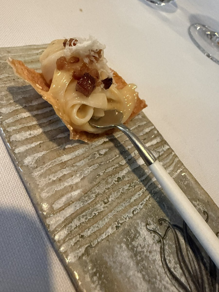 Ayer comí en Tribeca, Sevilla y vaya… mucho sin volver. Perico y Javi, son los tapados de la gastronomía andaluza. 
Sopa de galeras, colmenillas en salsa de pepitoria, foie, viera, romerete rebozado… un disfrute.