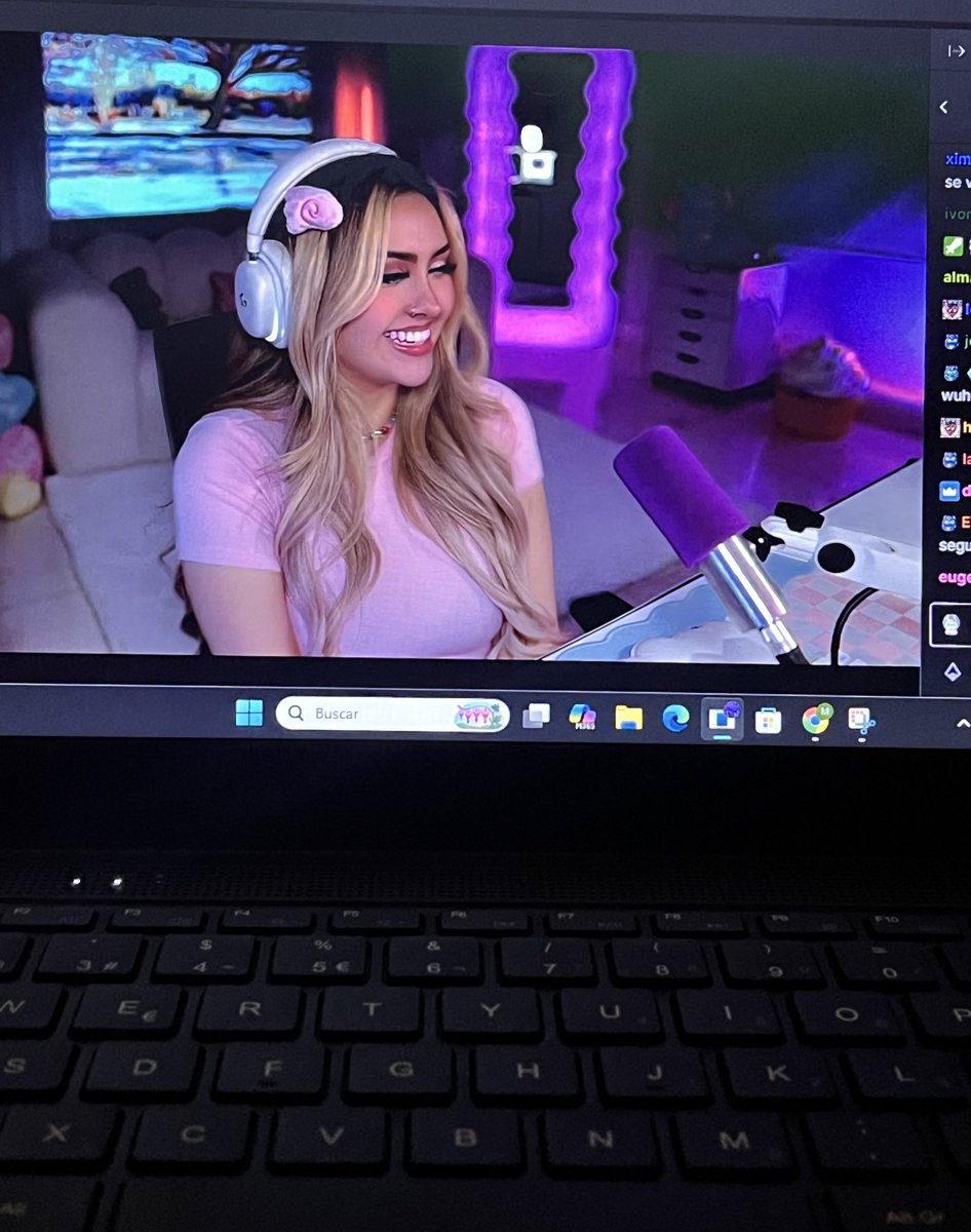 ella seguía pasándosela atm en el stream JAHSHAH