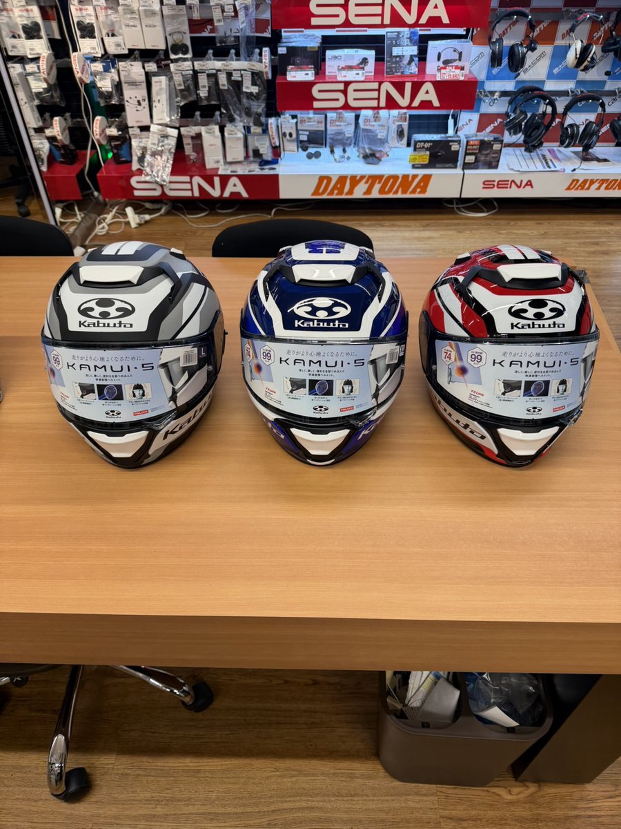 NANKAI_OSAKA's tweet image. 入荷情報です！

#kabuto KAMUI-5から新色の
GRAVIX「グラヴィクス」が入荷しました

ダイナミックなライン構成で走りのシーンを引き立てる存在感のあるスポーティなデザインとなっております

絶賛展示・販売しておりますので皆様のご来店お待ちしております!

#大阪梅田
#南海部品本店
@OGK_KABUTO