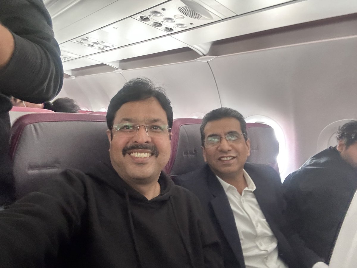 अचानक हुई कुछ मुलाकातें सुखद होती हैं. भोपाल आने जाने के दौरान बृजेश भाई से कई बार मिलने का प्लान बना, लेकिन योग नहीं बन सका.आज अच्छी मुलाक़ात हुई और वो भी हवा में, लेकिन बातें बिल्कुल हवा हवाई नहीं रहीं. <a href="/drbrajeshrajput/">Brajesh Rajput</a> #Bhopal