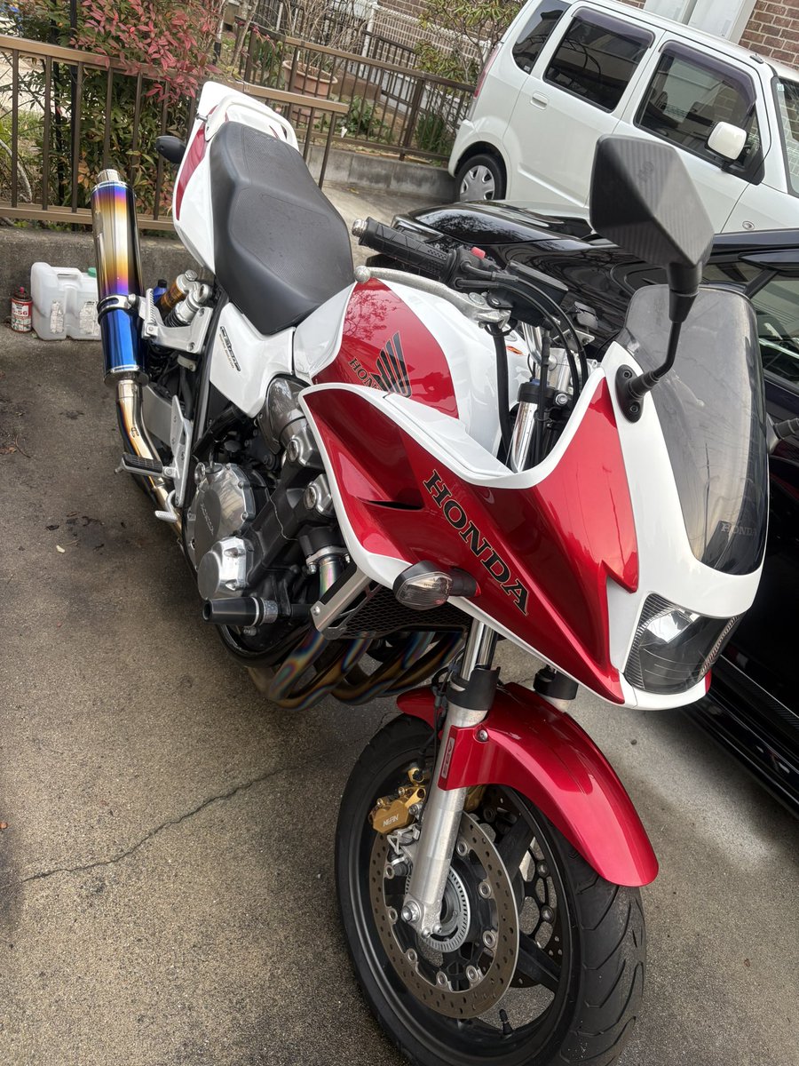 27年式CB1300SB 走行距離5880㌔
売ったらもったいない…気がするw
やっぱ乗らないにしても持ってた方がいいかな🥲